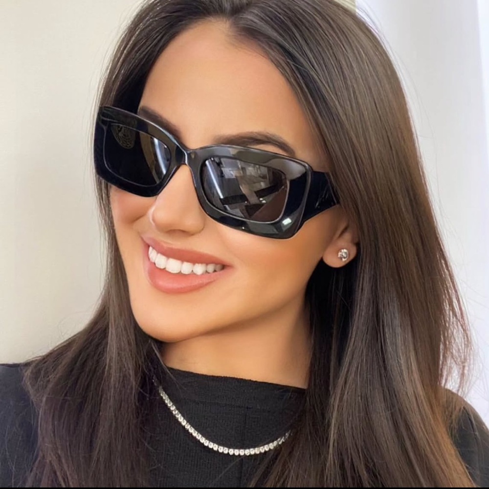 Burberry Sunglasses, New 250 - Picture 11 of 11